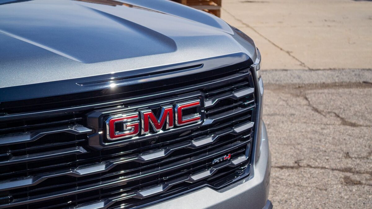 2026 GMC Acadia AT4 vs 2026 Ford Explorer Tremor Comparison