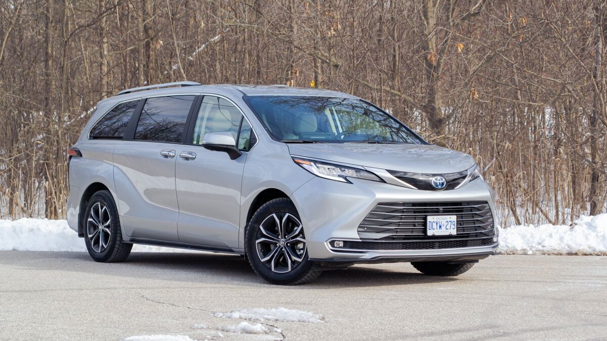Kia Carnival vs Toyota Sienna Comparison: Hybrid Haulin’