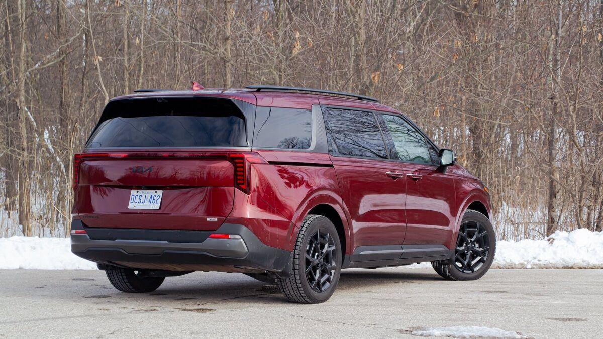 Kia Carnival vs Toyota Sienna Comparison: Hybrid Haulin’