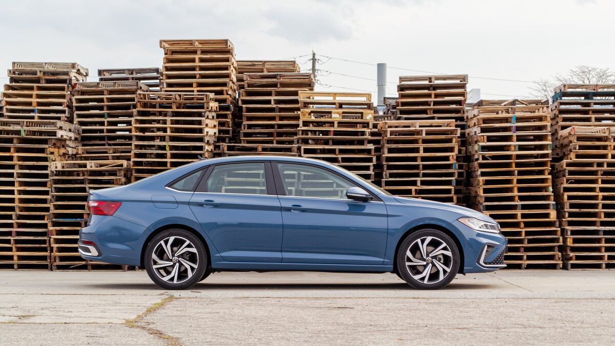 Volkswagen Jetta vs Kia K4 Comparison